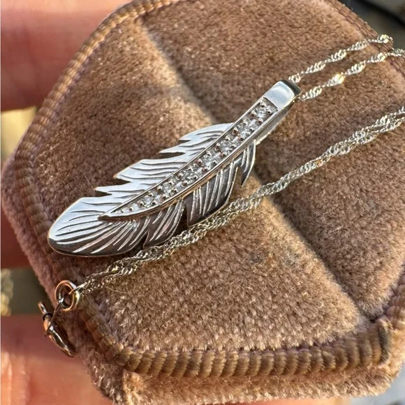 Solid platinum genuine diamond leaf/feather necklace high end- - emergency sale - Picture 12 of 13